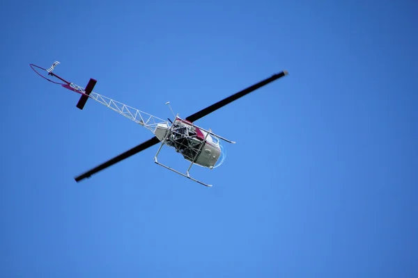 Onderkant van de helikopter tijdens de vlucht — Stockfoto