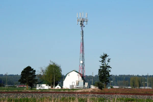 Landsbygdens telekommunikation tornet — Stockfoto