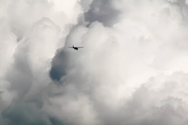 In den Sturm fliegen — Stockfoto