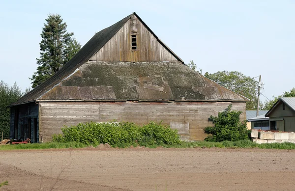 Staré tradiční zvětralé stodola — Stock fotografie