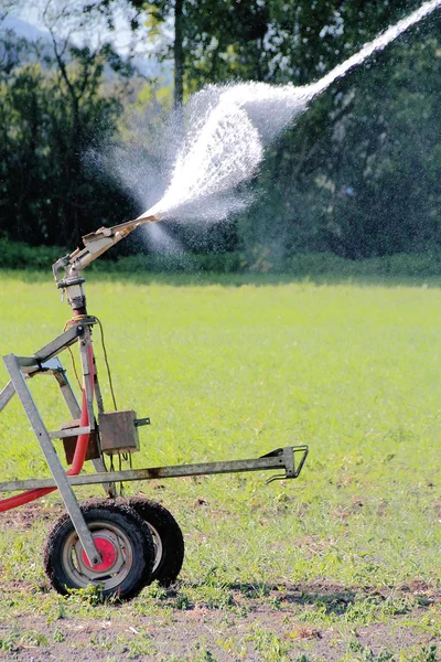 Hamer en Water irrigatie — Stockfoto