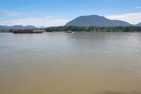 Working on the Fraser River — 图库照片