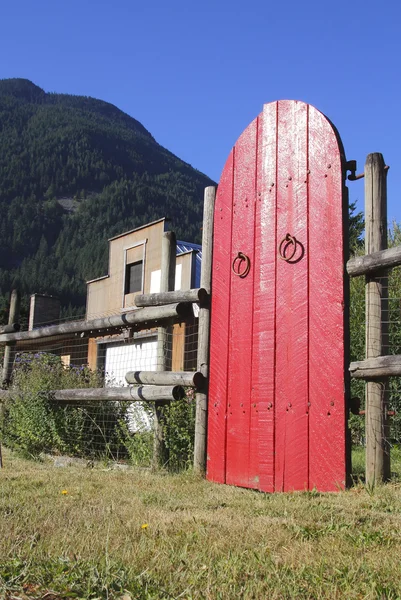 Puerta roja brillante — Foto de Stock