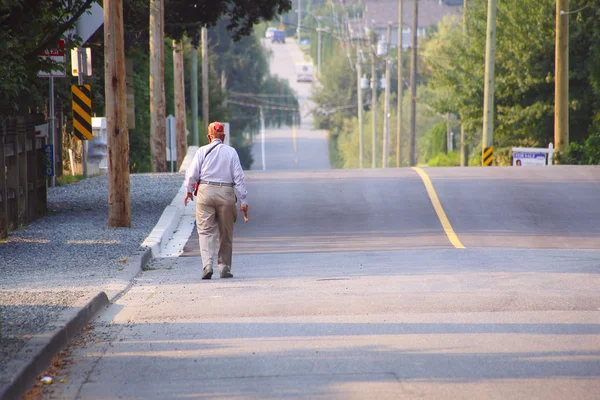 Senior in una passeggiata mattutina — Foto Stock