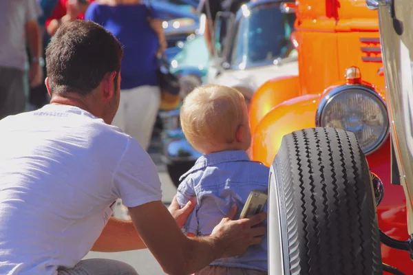 Père et Fils au Salon de l'Auto — Photo