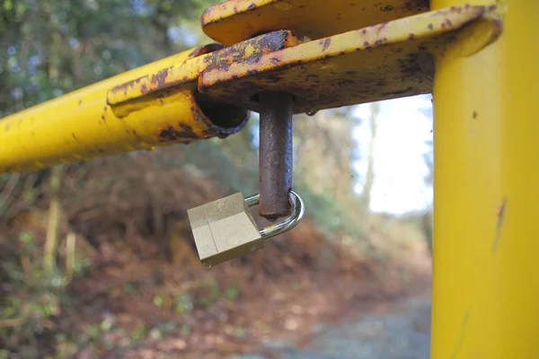 Cadeado garante que um portão que conduz à propriedade não pode ser aberto — Fotografia de Stock