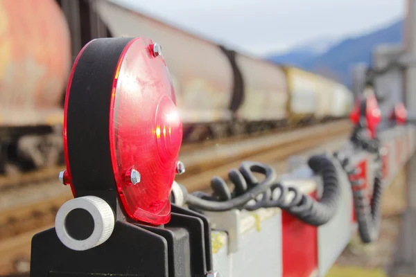 게이트 및 번쩍이는 빛을 횡단 하는 기차 — 스톡 사진