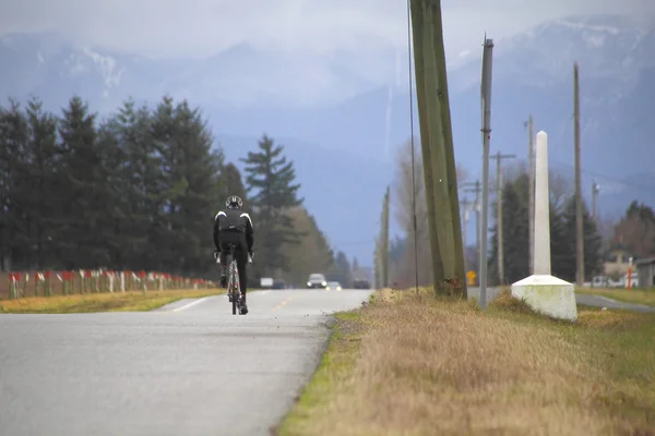 Faire du vélo à la frontière — Photo