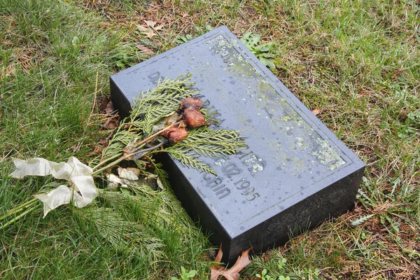 Faded Flowers and Headstone — Stock Photo, Image