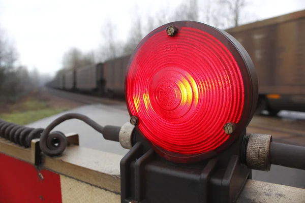 Demiryolu güvenliği olarak bir tren geçiyor — Stok fotoğraf