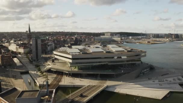 Top Widok na ulice i budynki przemysłowe w Danii Otoczone jeziorami — Wideo stockowe