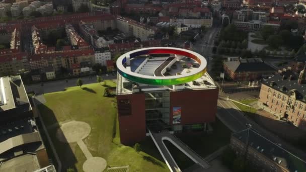 Fotografía en órbita del Panorama del Arco Iris del Museo Aros y Vista de las Calles Aarhus — Vídeos de Stock