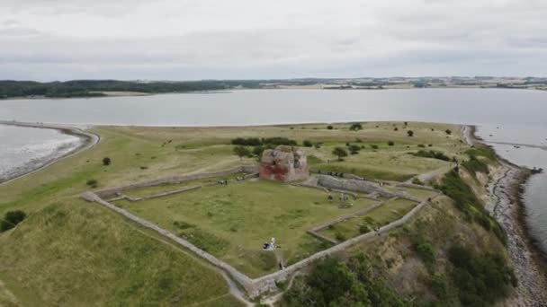 Luchtfoto van toeristen die naar Majestic Kalo Castle Ruins lopen, Denemarken — Stockvideo