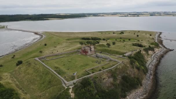 Historyczne ujęcie ruin Kalo w Jutlandii, Dania — Wideo stockowe