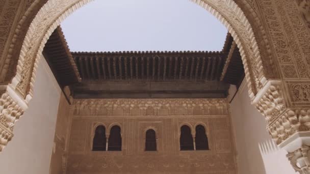 アルハンブラ宮殿の彫刻されたアーチと屋根のテーブル — ストック動画