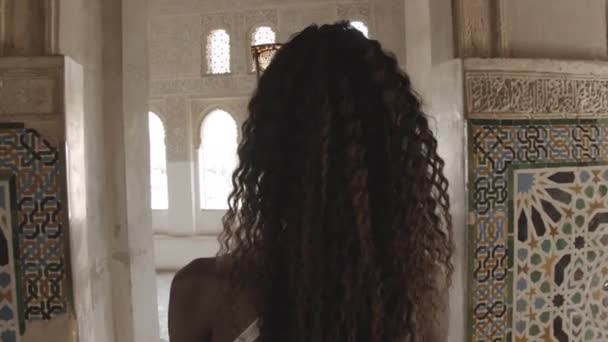 Jeune touriste féminine dans l'Alhambra — Video