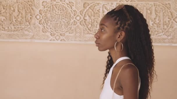 Tourist In White Dress Walking In The Alhambra — Stock Footage Tourist In White Dress Walking In The Alhambra Video Clip