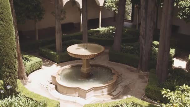 Zdobená fontána ve formální zahradě v Alhambra — Stock video