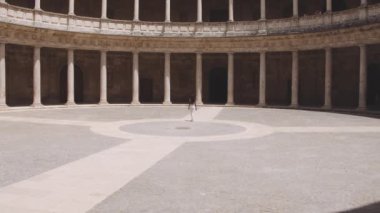 Alhambra Sarayı Avlusunda Güzel Turist