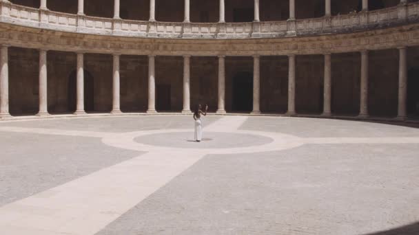 Гламурный турист во дворе дворца Альгамбра — стоковое видео