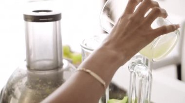 Limon ve Avokado ile Meyve Smoothie Hazırlayan Kadın