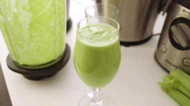 Taze ve sağlıklı Avokado ve Kereviz Smoothie