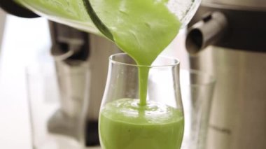 Sağlıklı Avokado Smoothie Cama Döküldü