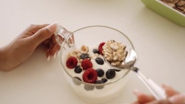 Kahvaltıya Yulaf Koyan Kadın