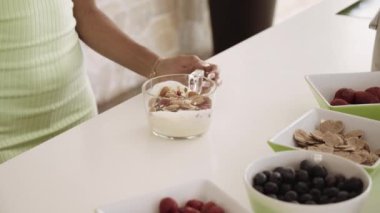 Sağlıklı meyve ve yulaf tabağı olan bir kadın.