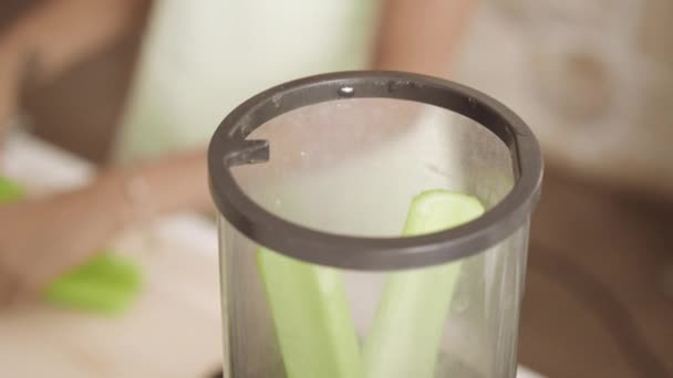 Žena dává celer stalks do mixéru — Stock video