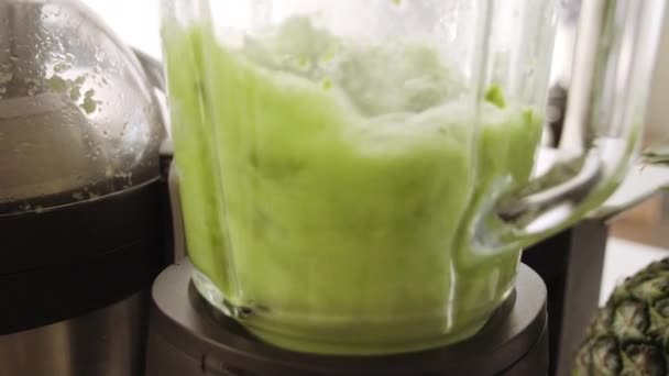 Apio limón y aguacate en licuadora — Vídeos de Stock