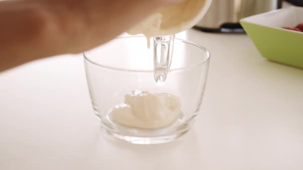 Женщина готовит здоровый завтрак с йогуртом — стоковое видео