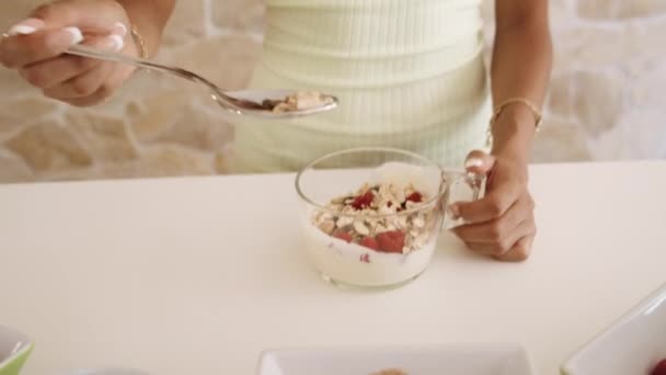 Mujer preparando un desayuno saludable — Vídeos de Stock