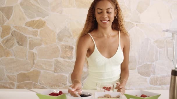 Mujer preparando un desayuno saludable — Vídeos de Stock