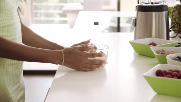 カウンターから健康的なヨーグルトの朝食を取る女性 — ストック動画