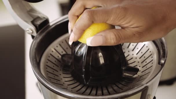 Donna che utilizza Lemon Press in cucina — Video Stock