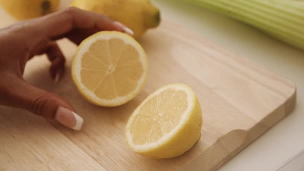 Žena drží citrónové plátky — Stock video