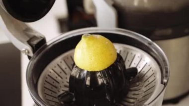 Lemon Baskısı Kullanan Kadın