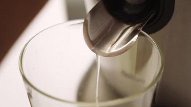 Taze limon suyu bardağa dökülüyor.