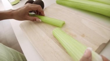 Kerevizi Blender 'a Koyan Kadın