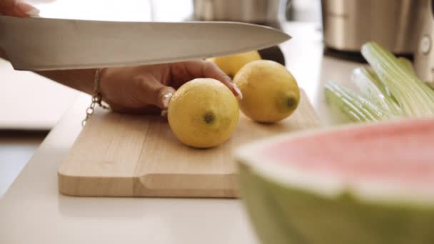 Femme utilisant un couteau pour trancher le citron — Video