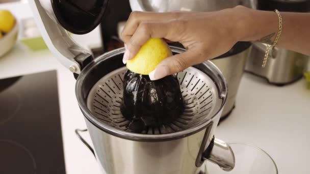 Kobieta za pomocą Lemon Press w kuchni — Wideo stockowe