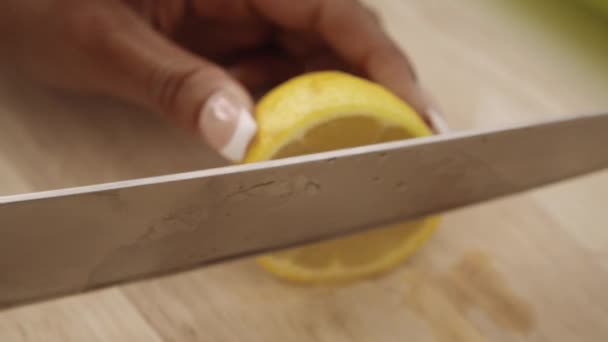 Kvinnan skär citron med kniv — Stockvideo
