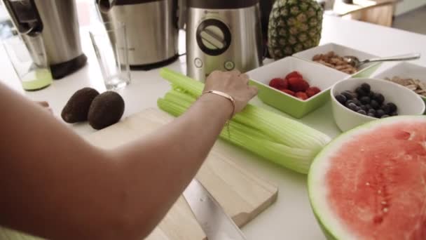 Frau nimmt Sellerie-Stalk in der Küche — Stockvideo