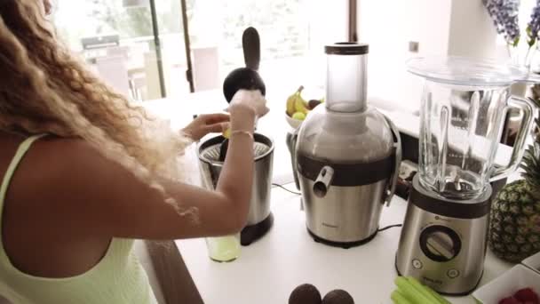 Mujer usando limón exprimidor en cocina — Vídeo de stock