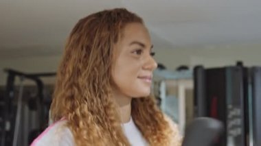 Çapraz Antrenördeki Muhteşem Genç Kadın