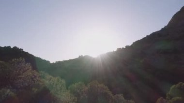 El Chorro 'da Ağaçların ve Kayaların Üzerindeki Parlak Güneş