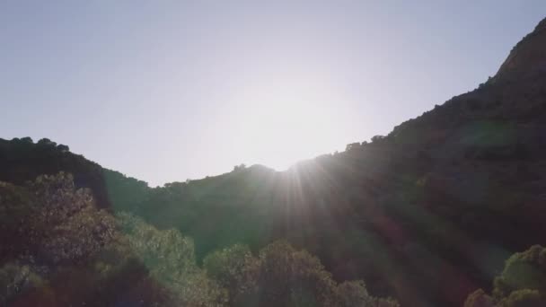 Яскраве сонце над деревами і скелями в Ель - Чорро — стокове відео
