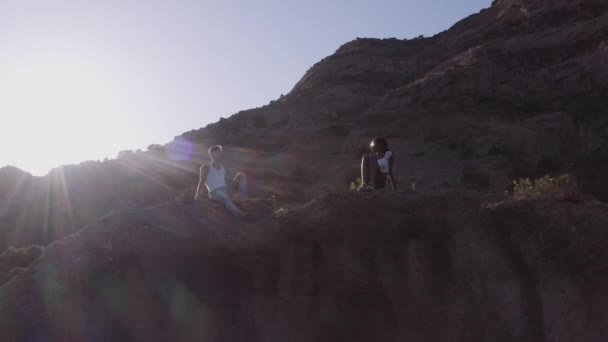 Туристична пара в скелястому пейзажі під сонцем — стокове відео