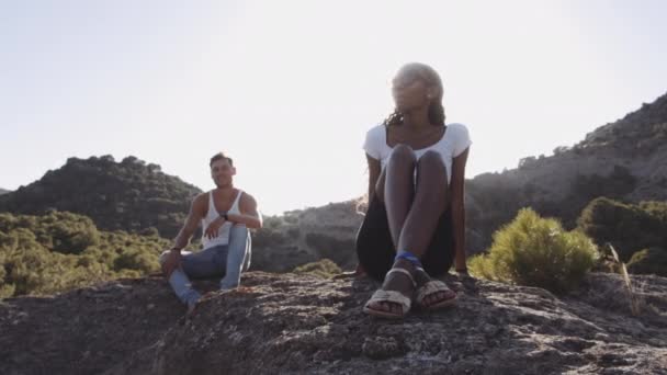 Молода пара туристів у Ель - Чорро — стокове відео